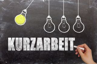Foto: Tafel mit Aufschrift Kurzarbeit